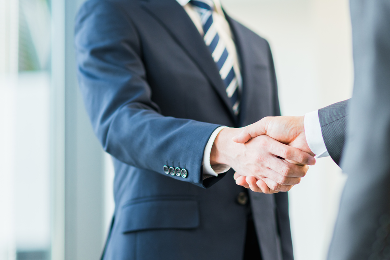 握手するビジネスパーソン