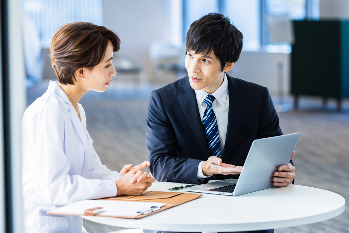 打ち合わせするビジネスパーソン