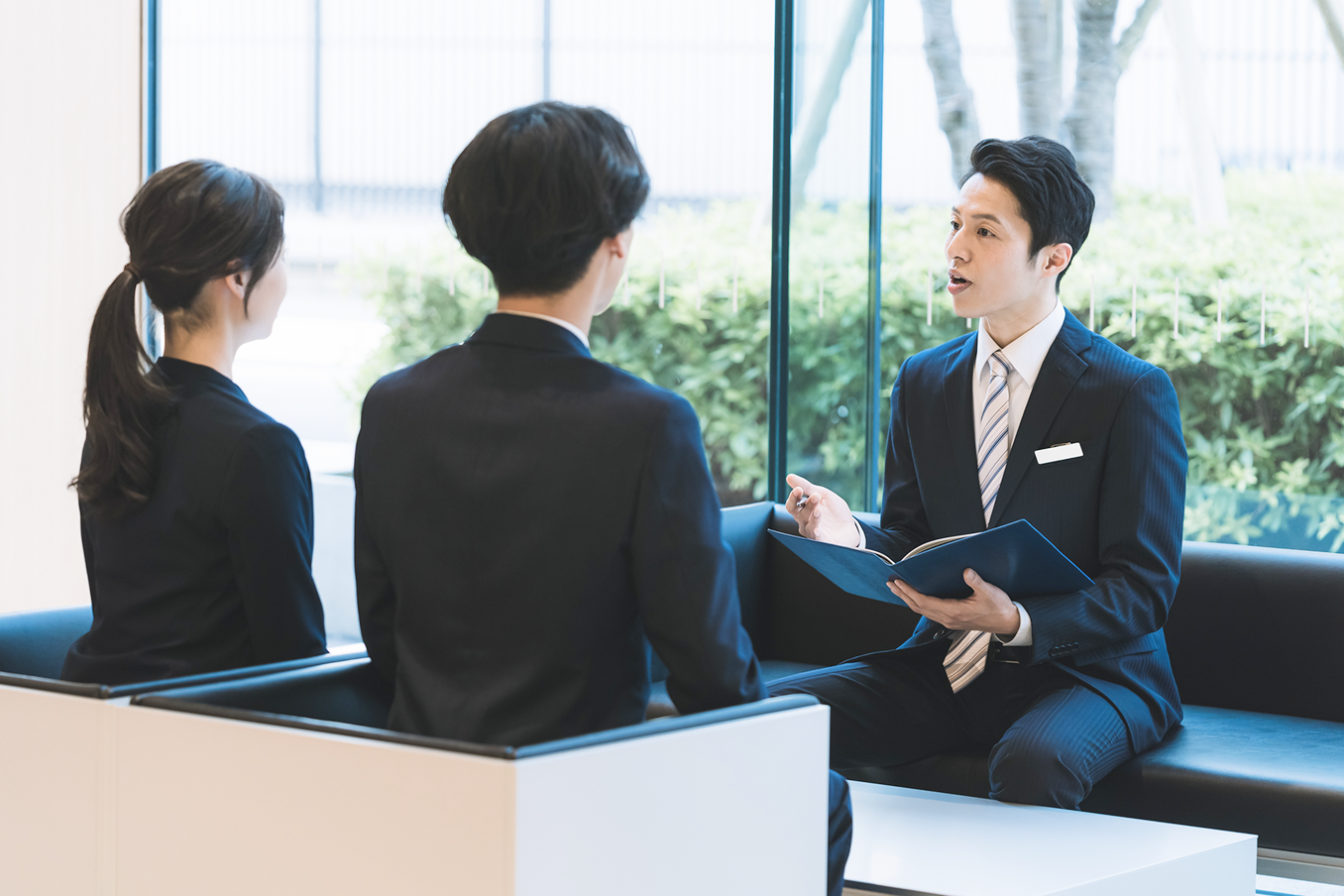 アドバイスするビジネスパーソン